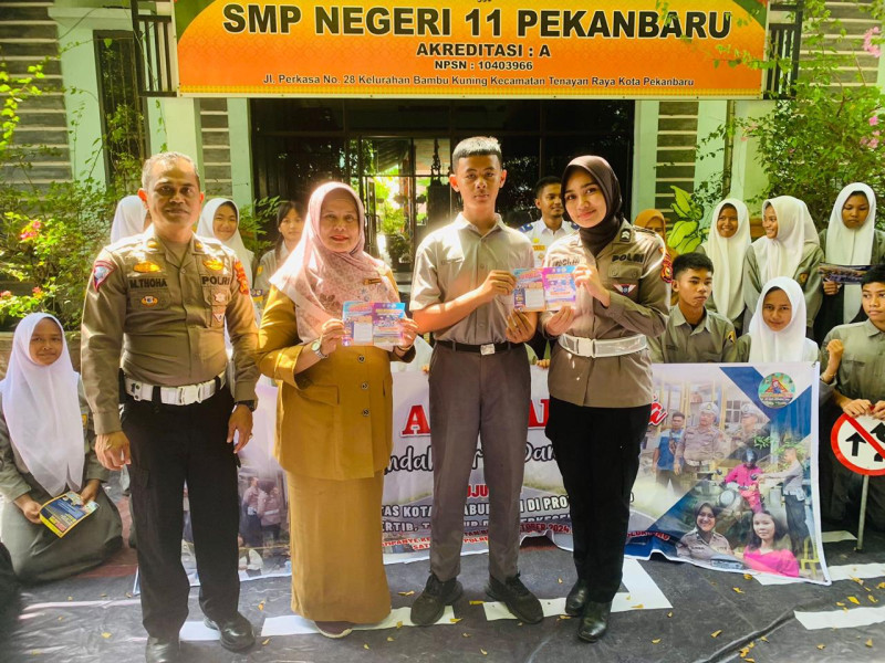 Sat Lantas Polresta Pekanbaru Kunjungi SMP Negeri 11 Pekanbaru Beri Sosialisasi Keselamatan Berlalu Lintas pada Guru dan Murid