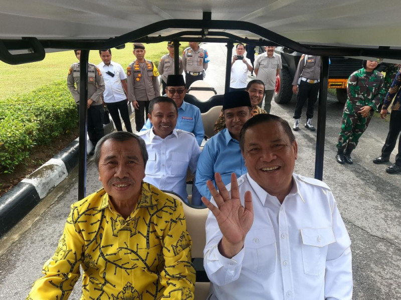 Momen 3 Bapaslon Gubernur Riau Tampak Akrab Naik Mobil Golf Keliling Mapolda