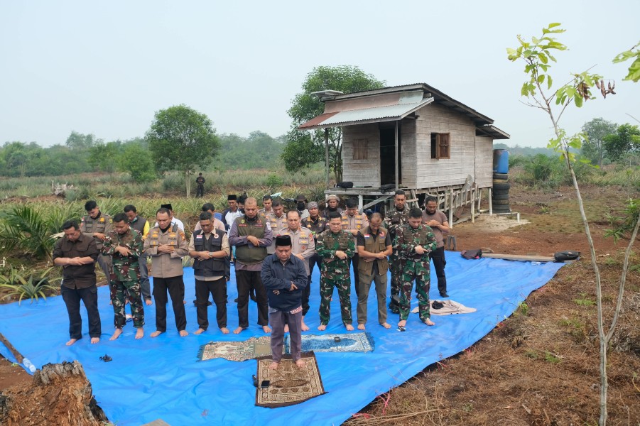 Berharap Hujan Turun, Kapolda Riau dan Pangdam Salat Istisqa Usai Tinjau Karhutla