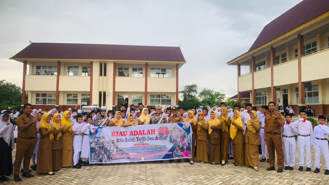Kunjungi SMP Negeri 48 Pekanbaru, Satlantas Polresta Pekanbaru Gelar Sosialisasi Keselamatan Berlalu Lintas