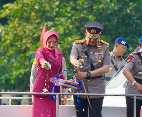 Polda Riau Gelar Upacara Tabur Bunga di Sungai Siak