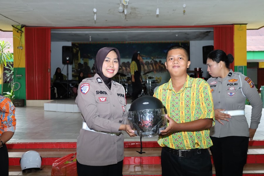 Sat Lantas Polresta Pekanbaru Gencar Berikan Edukasi Keselamatan Berlalu Lintas di SMA Negeri 7 Pekanbaru.