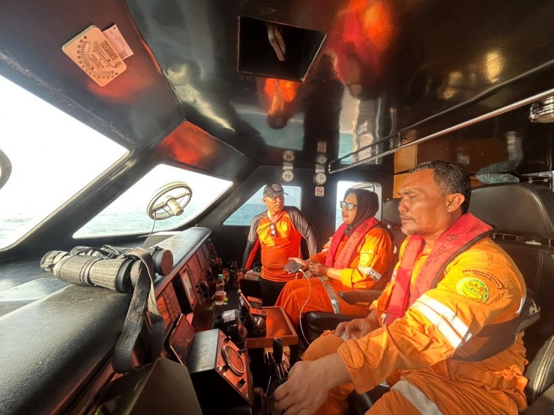 Kapal Angkut PMI Rupat - Malaysia Terbalik Diterjang Badai, Tiga Orang Masih Hilang