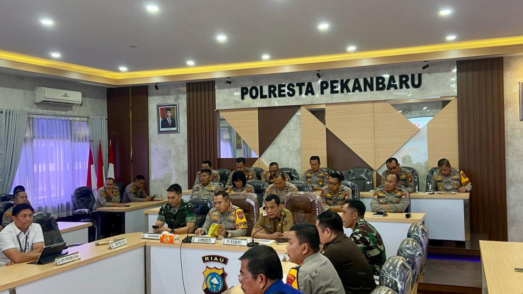 Kapolresta Pekanbaru Kombes Jeki Pimpin Rapat Eksternal Antisipasi Karlahut di Kota Pekanbaru