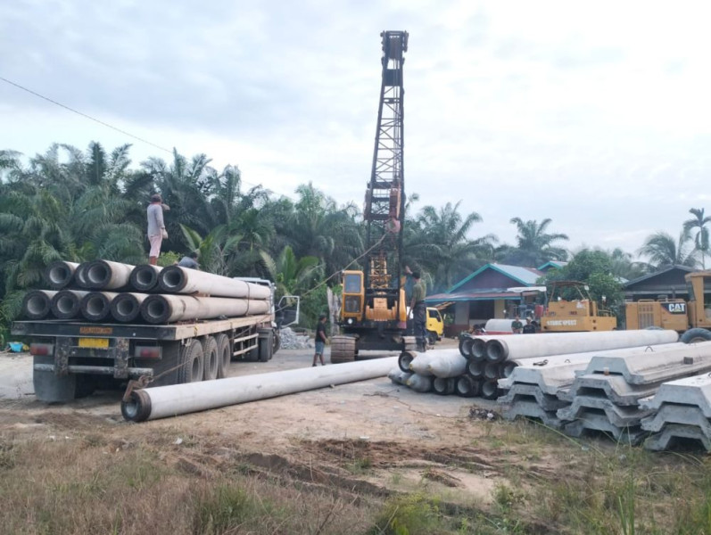 Material Perbaikan Jalan Amblas di Kuala Cenaku Sudah Datang