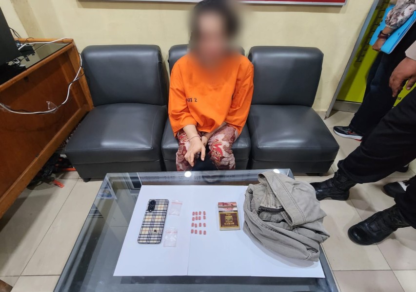 Bangun dari Tidur, Perempuan di Dumai Langsung Diciduk Polisi, 16 Pil Diduga Ekstasi Disita