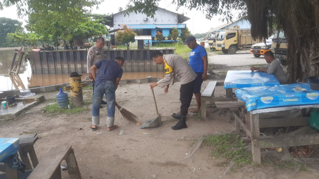 Polsek Kawasan Pelabuhan Pekanbaru Gelar Kegiatan Cooling System dan Gotong Royong Bersama Buruh Kapal