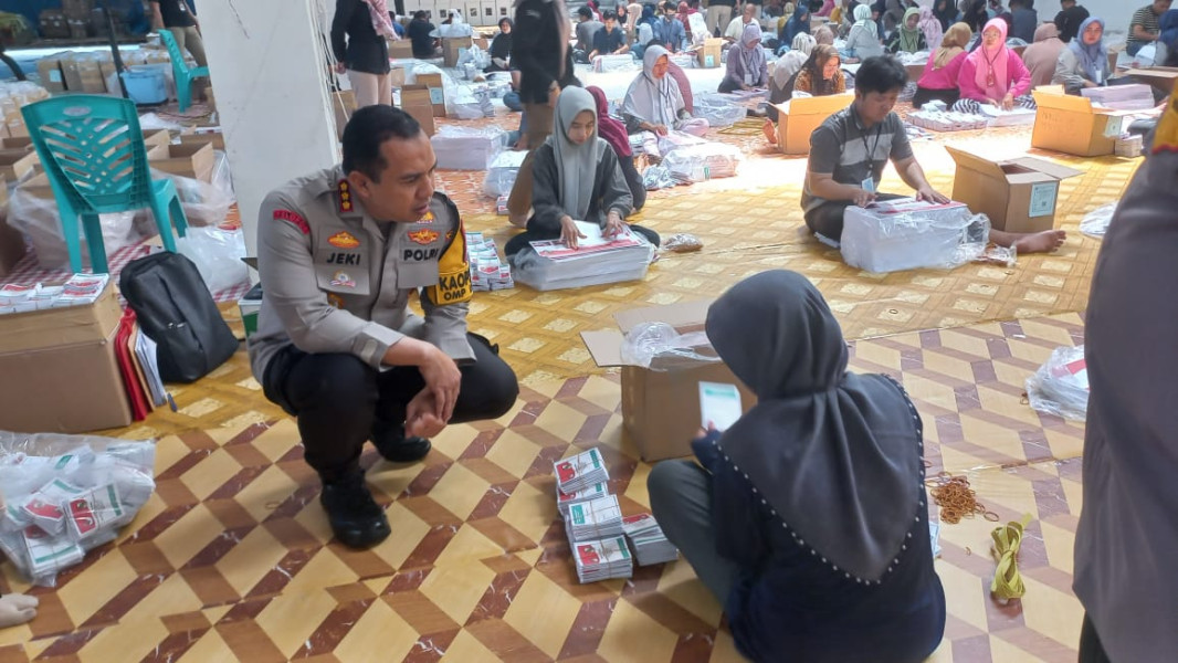 Kaposko OMP Polda Riau dan Kapolresta Pekanbaru Tinjau Proses Pelipatan Surat Suara Pilkada 2024 di Gudang Logistik KPU Kota Pekanbaru