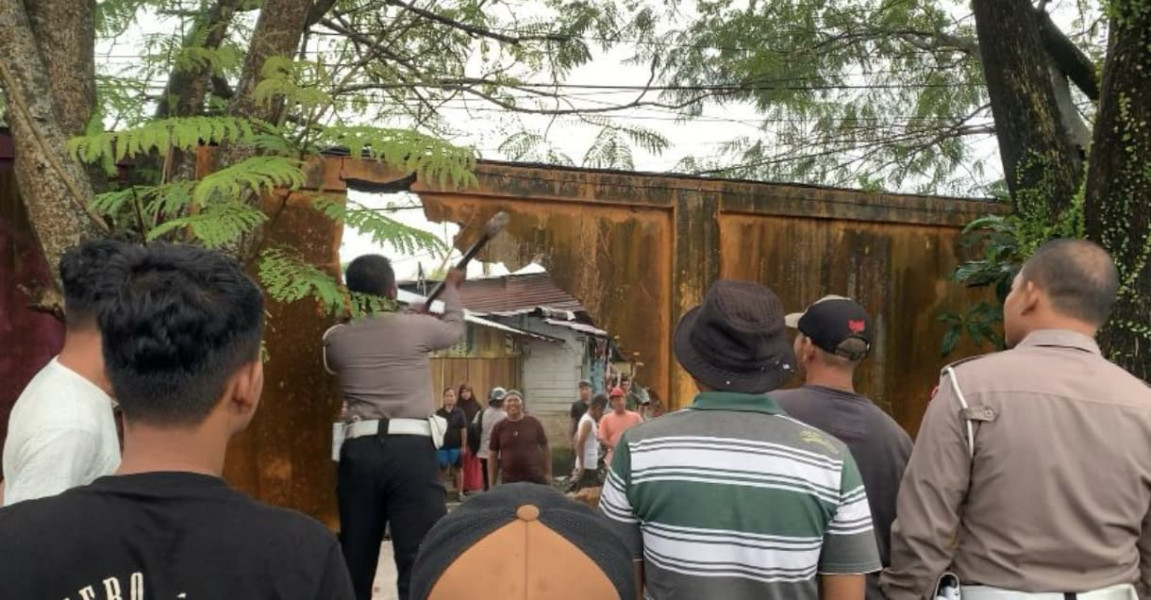 Atas Permintaan Warga Lingkungan RSDC yang Terendam Banjir, Ditlantas Polda Riau Jebol Pagar Tembok Pembatas