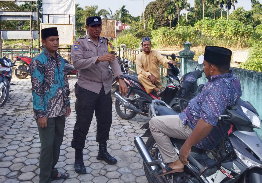 Bhabinkamtibmas Kampung Rawang Air Himbau Warga Terima Hasil Pilkada dengan Lapang Dada