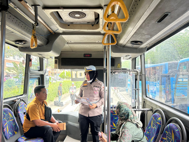 Tim Satgas Ops Zebra Lancang Kuning 2024 Edukasi Pengunjung, Pedagang STC Pekanbaru dan Penumpang Bus Way