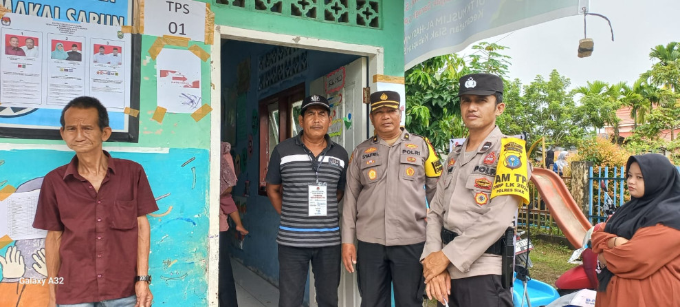Pamatwil  Siak Bersama Bhabinkamtibmas Awasi Pelaksanaan Pemungutan Suara di TPS Kelurahan Kampung Dalam
