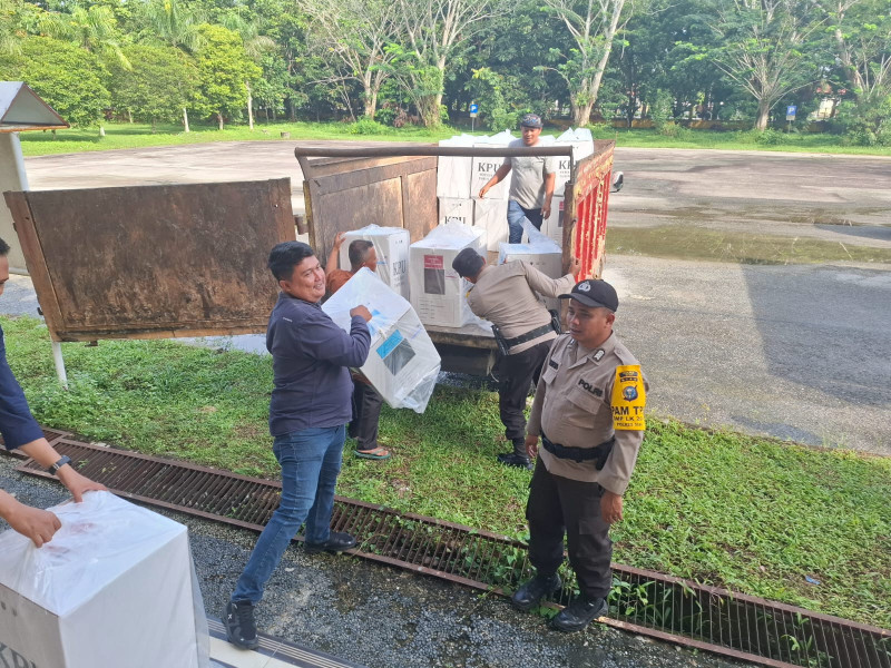 Pengawalan Ketat Dilakukan Personel Polsek Siak dalam Pergeseran Logistik Surat Suara Pilkada 2024 di Siak
