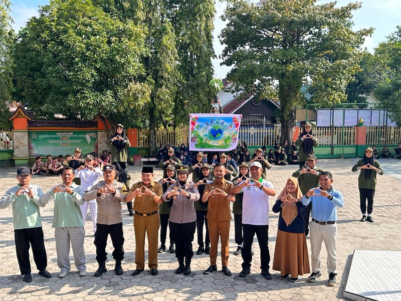 Implementasi Green Policing, Polsek Limapuluh Turut Tanam Satujuta Pohon Matoa di Lingkungan Sekolah