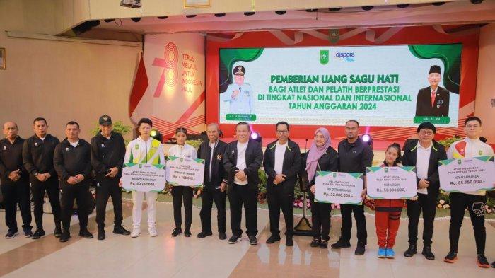 Berprestasi dan Harumkan Nama Riau, Atlet dan Pelatih Terima Bonus Dari Pemprov Riau