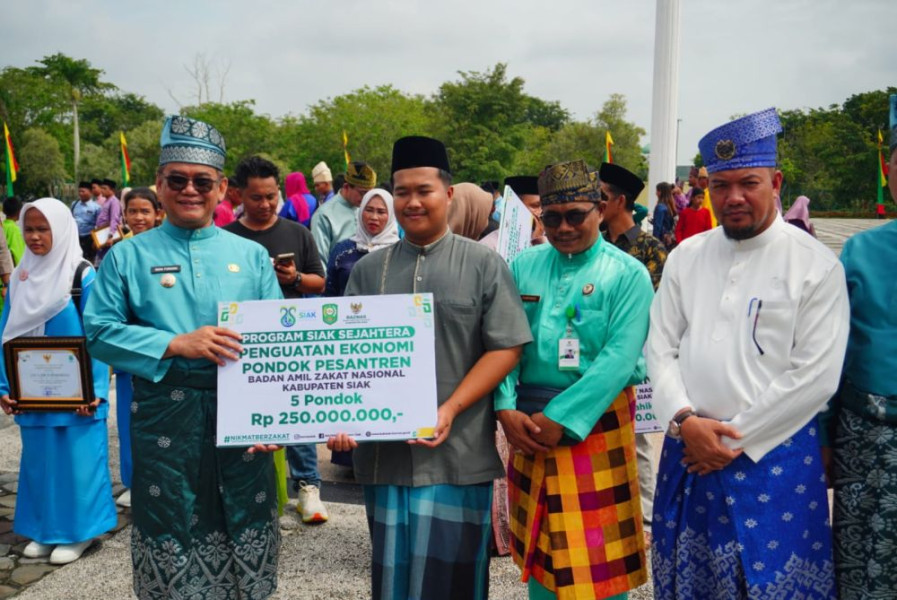 Baznas Salurkan Bantuan di HUT Ke-25 Kabupaten Siak