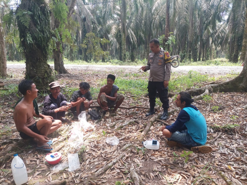 Gelar Cooling System, Bhabinkamtibmas Polsek Kandis Sambangi Warga Kampung Sei Gondang