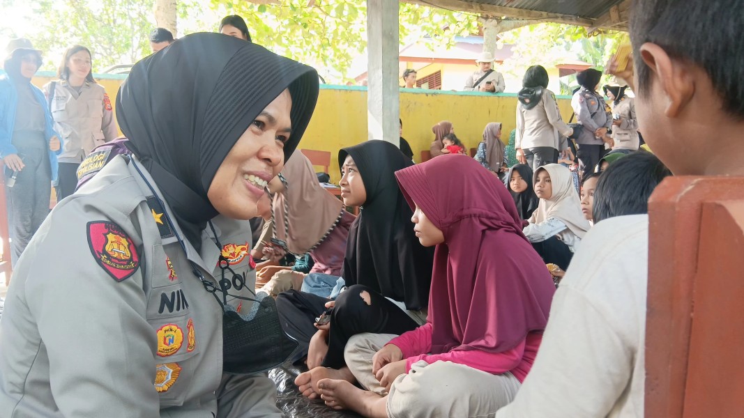 Tim Trauma Healing Mabes Polri Bantu Pulihkan Korban Banjir Bandang Di Kabupaten Agam - Sumbar.