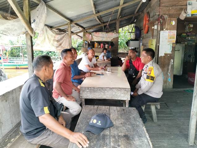 Laksanakan Cooling Sistem, Bhabinkamtibmas Edukasi Masyarakat Pesisir Sungai Siak