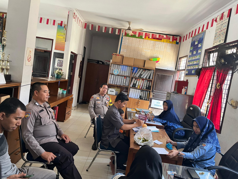 Sampaikan Pesan Pilkada Damai, Polsek Senapelan Sambangi Kantor Lurah Sago