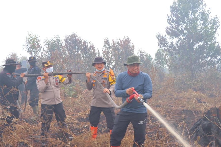Lahan Terbakar di Rohil, TNI Polri Kompak Bahu Membahu Padamkan Api