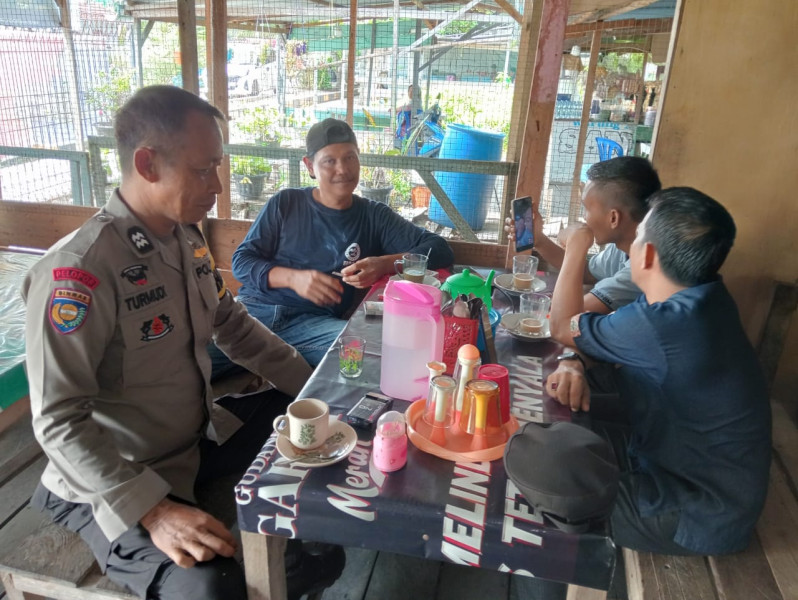 Ciptakan Pilkada Damai Aiptu Turmudi Personil Polsek Sabak Auh Beri Warga Imbauan