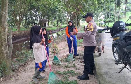 Sosialisasi Pilkada Aman dan Damai, Bhabinkamtibmas Sambangi Petugas Kebersihan