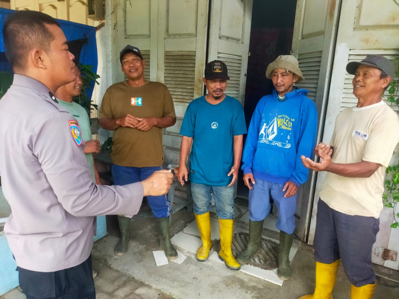 Sambangi Warga Bhabinkamtibmas Kepenghuluan Pasir Putih Utara Sampaikan Pesan Pilkada damai