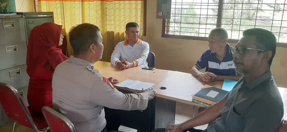 Bhabinkamtibmas Polsek Rumbai Pesisir Ajak Pegawai dan Staf Kelurahan Lembah Sari kecamatan Rumbai Timur Ciptakan Suasana Kondusif Jelang Pilkada 2024