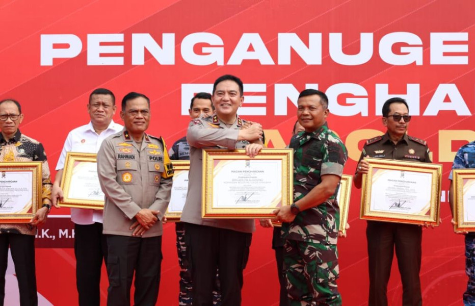Kapolda Riau Beri Penghargaan Para Tokoh dalam Mengawal Demokrasi dan Menjaga Keamanan