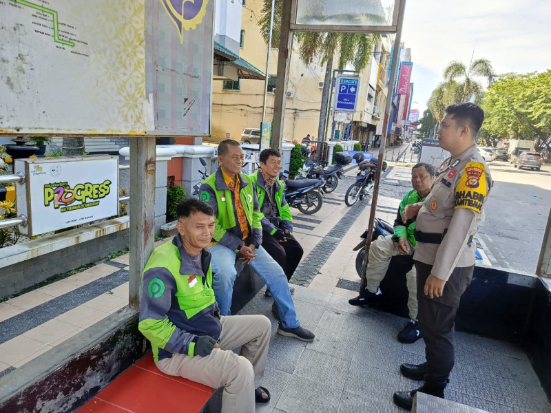 Obrolan Bhabinkamtibmas Bersama Komunitas Ojol di Pekanbaru Penuh dengan Pesan Nasehat