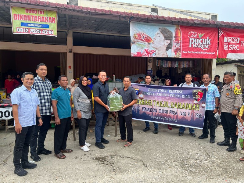 Ditreskrimsus Polda Riau Berbagi Takjil Korban Banjir Dikecamatan Rumbai.