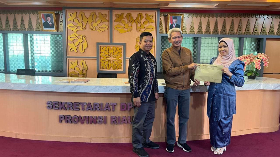 KPU Riau Serahkan Salinan Putusan Penetapan Pasangan Terpilih ke DPRD Riau