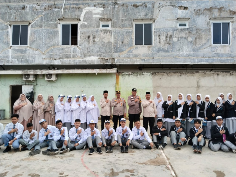 Cooling System Pilkada Serentak 2024, Polsek Bukit Raya Sambangi SMA Al Fikri Pekanbaru