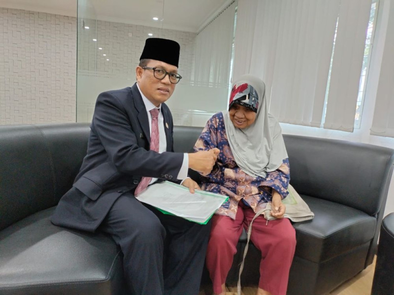 Kadis Kominfotik Riau Sambut Ramah Kedatangan Murtini, Tunanetra yang Berkeliling Indonesia