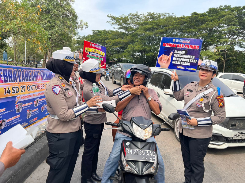 Tim Cooling System Ditlantas Polda Riau Edukasi Pengendara dan Pengguna Jalan Tertib Berlalu Lintas
