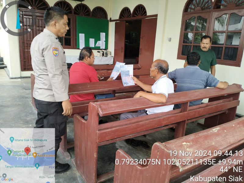 Bhabinkamtibmas Polsek Siak Ajak Warga Dukung Pilkada Damai Lewat Cooling System