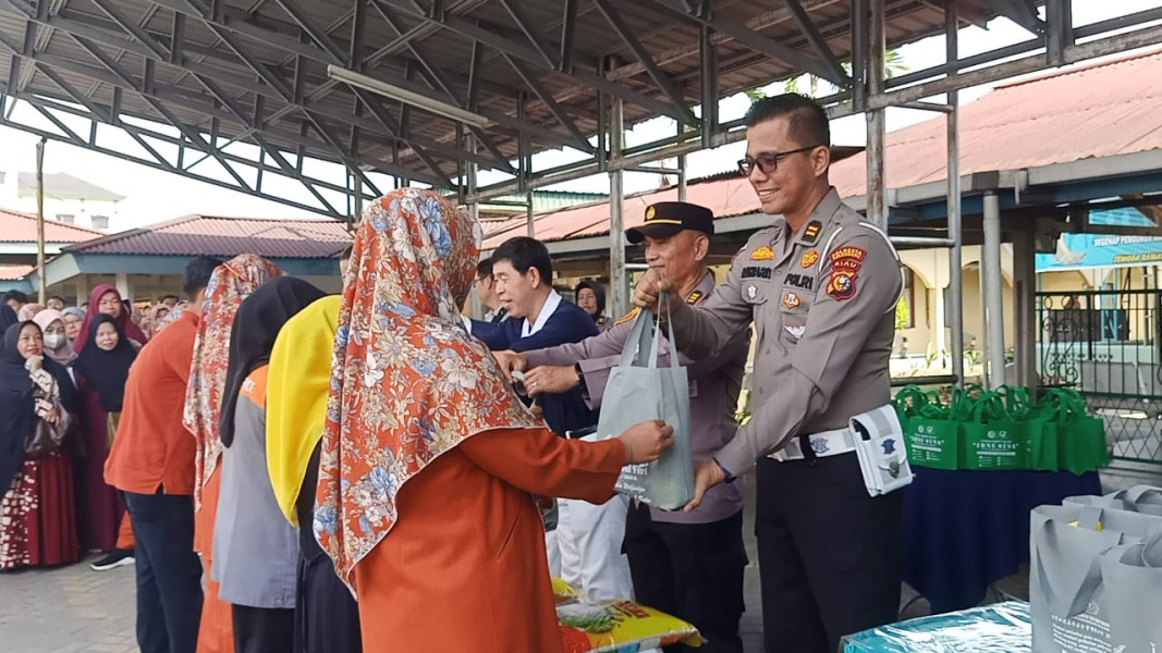 Polsek Sukajadi Berbagi Sembako ke Tenaga Kesehatan dan Karyawan