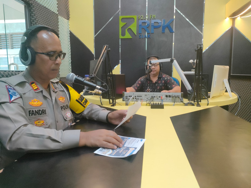 Melalui Saluran Radio RPK, Kasatlantas Polres Siak Sosialisasi Keselamatan Lalu Lintas Menjelang Pemilu dan Program Riau.   adalah KITA (Kota Indah Tertib Aman)