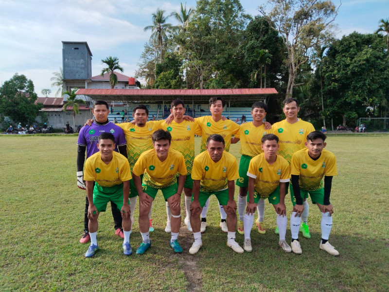 Dokar Unilak FC Bawa Piala Trofeo dari Pariaman, Rektor Beri Apresiasi