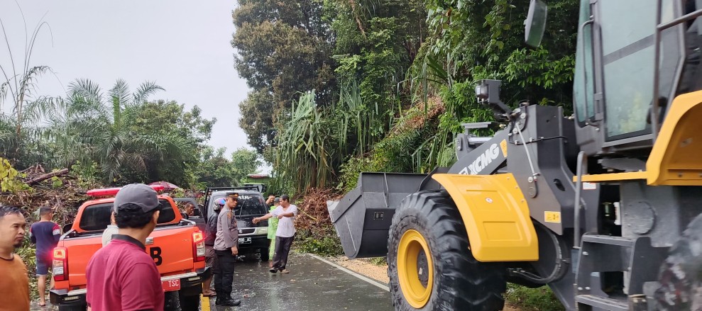 Gerak Cepat Polantas Riau Tangani Longsor di Jalan Lintas Taluk Kuantan - Pekanbaru