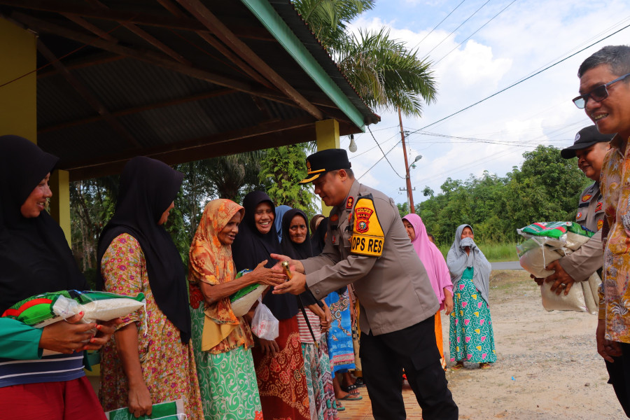 Kapolres Rohil Kunjungi Rumah Tokoh Masyarakat Sintong Dan Santuni Anak Yatim