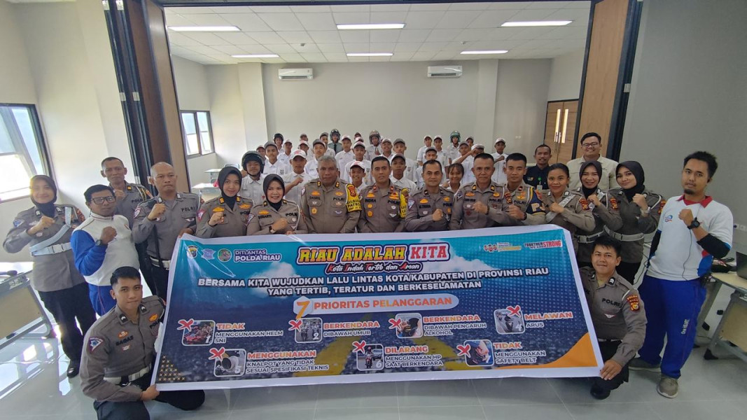 Direktorat Lalu Lintas Polda Riau Gelar Sosialisasi Kamseltibcar Lantas dan Safety Riding Back to School di SMK 3 Mandau