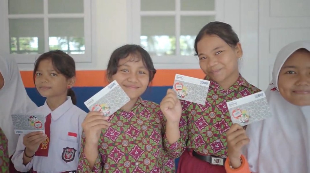 BRI Peduli Renovasi Sekolah dan Serahkan Beasiswa Murid SDN 011 Desa Baru - Kampar.