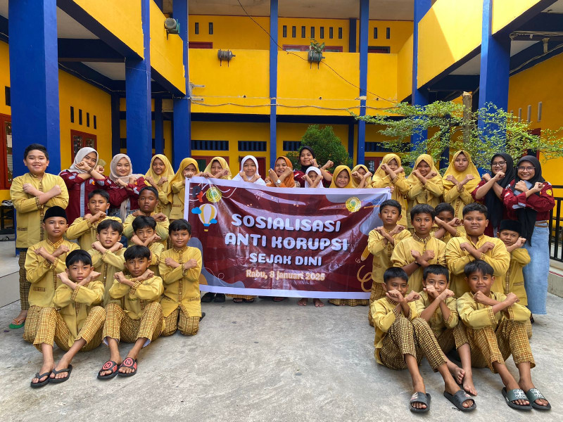 Laksanakan Sosialisasi Anti Korupsi, Mahasiswa Universitas Muhammdiyah Riau Kunjungi SD Islam Terpadu Padhilah