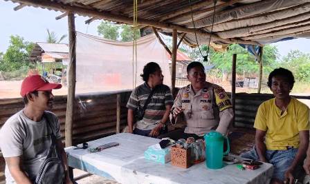Bhabinkamtibmas Desa Sawit Permai Laksanakan Kegiatan Cooling System Bersama Warga