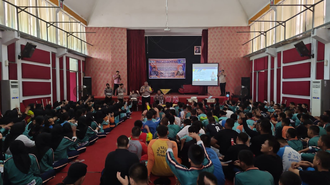 Tim Police Goes To School Ditlantas Polda Riau Edukasi Generasi Z Tertib Berlalu Lintas dan Anti Hoax