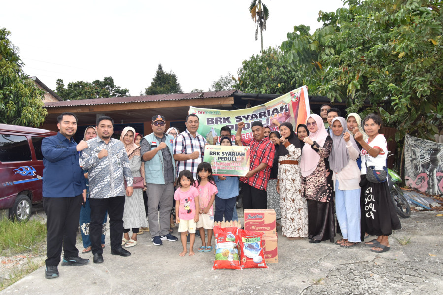 2300 KK di Rumbai Terdampak Banjir, BRK Syariah Cabang Pekanbaru Sudirman Salurkan Bantuan Sembako