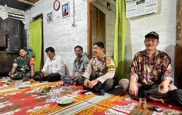 Hadiri Kenduri, Bhabinkamtibmas Tak Lupa Laksanakan Cooling System Sampaikan Pilkada damai