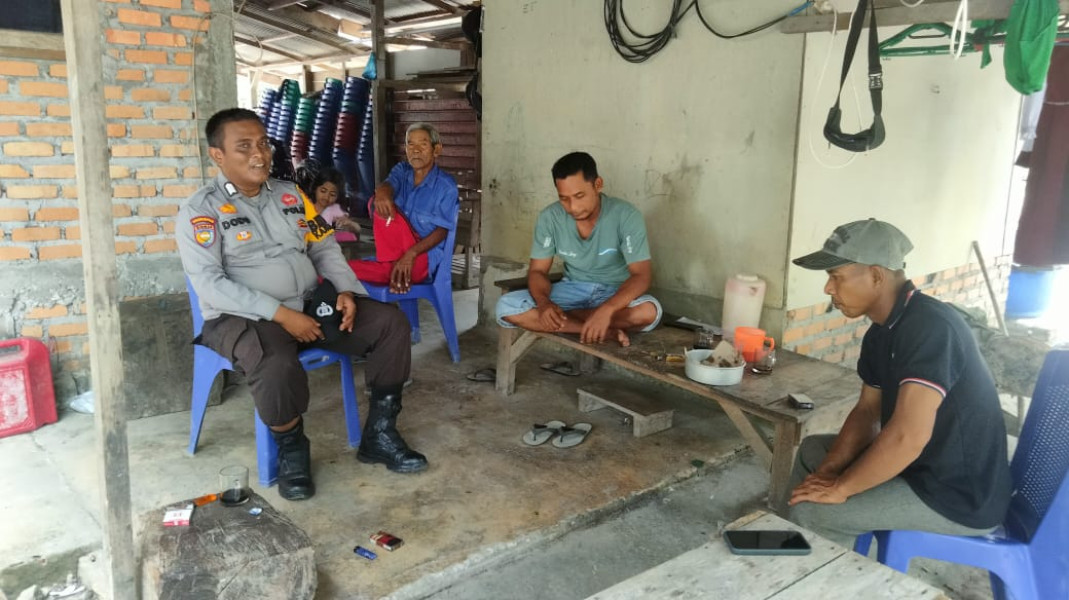 Bhabinkamtibmas Kampung Dayang Suri Terus  Ingatkan Warga Jaga Kamtibmas Jelang Pilkada